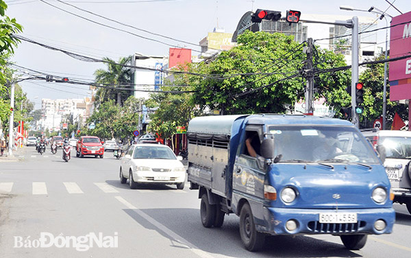 Nhiều phương tiện vượt đèn đỏ, không chấp hành tín hiệu đèn giao thông khi lưu thông trên đường Cách Mạng Tháng Tám đoạn qua P.Quang Vinh (TP.Biên Hòa)