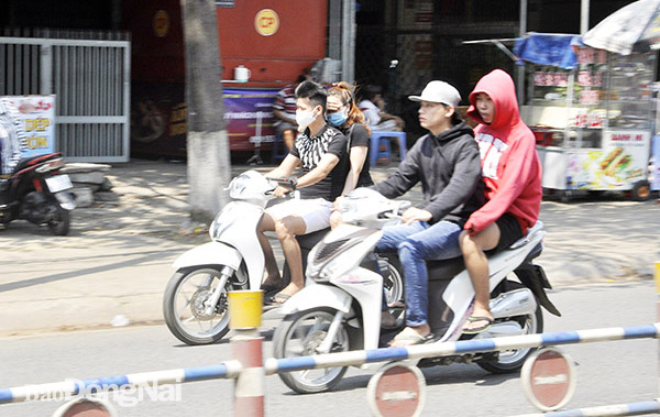 Nhiều thanh niên không đội mũ bảo hiểm, chạy thành hàng ngang trên đường Huỳnh Văn Nghệ đoạn qua P.Bửu Long (TP.Biên Hòa)