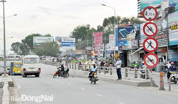 Dù hầm chui Tam Hiệp (TP.Biên Hòa) có gắn biển cấm xe máy nhưng vẫn có người điều khiển xe máy chạy vào