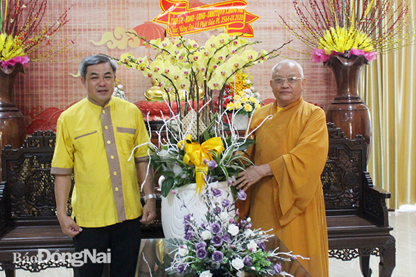 Đồng chí Huỳnh Văn Hồng tặng hoa, quà của Tỉnh ủy, HĐND, UBND, UB. MTTQ Việt Nam tỉnh cho Ban trị sự GHPG tỉnh