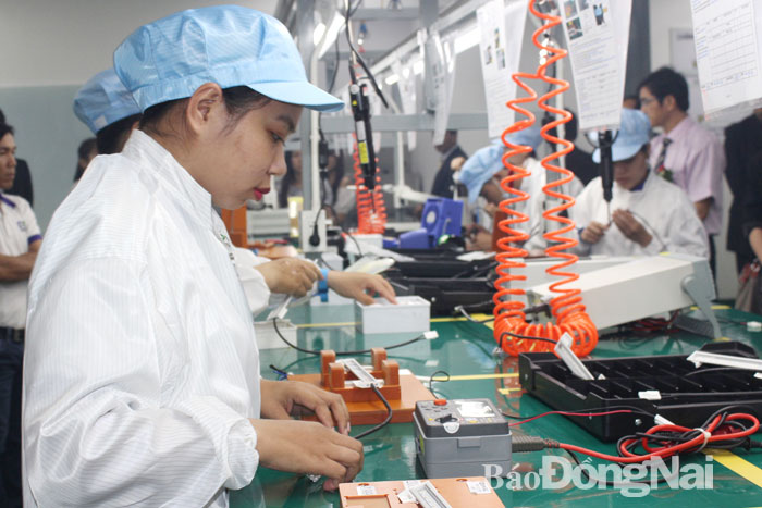 Công ty TNHH Sowell Việt Nam (Khu công nghiệp Nhơn Trạch 3 giai đoạn 2) sản xuất thiết bị điện chiếu sáng xuất khẩu và tiêu thụ trong nước. Ảnh: Hương Giang