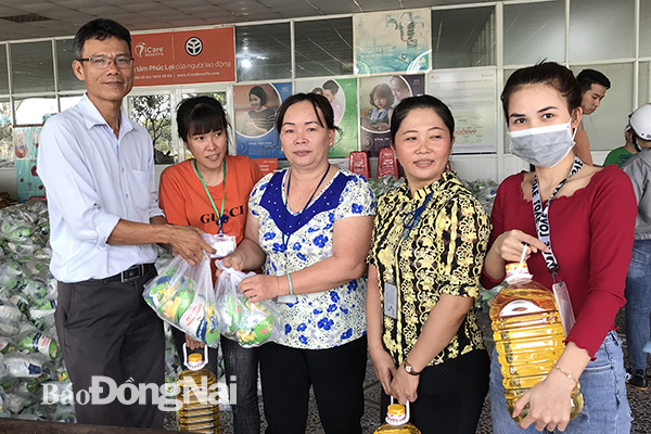 Đại diện Công đoàn cơ sở Công ty TNHH Pousung Việt Nam tặng quà cho đoàn viên, người lao động