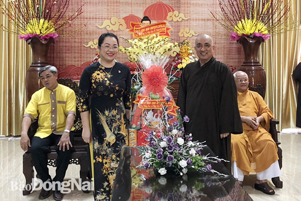 Phó giám đốc Sở Nội vụ Vy Vũ Hồng Thảo tặng quà các chức sắc đạo Phật tại Ban trị sự GHPG tỉnh