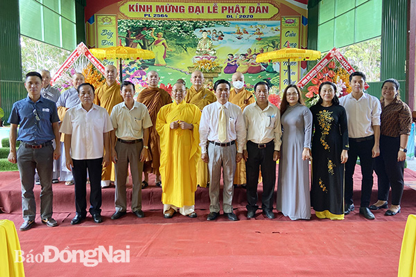Lãnh đạo H. Long Thành tặng hoa chúc mừng lễ Phật đản 2020 và chụp hình lưu niệm với Ban Trị sự GHPG H. Long Thành