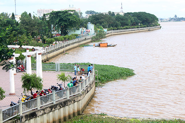 Một góc sông Đồng Nai đoạn dọc phố đi bộ Nguyễn Văn Trị, TP.Biên Hòa