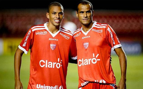 CLB TP.HCM đặt vấn đề với Rivaldinho (trái) - con trai huyền thoại Rivaldo