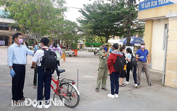  Học sinh Trường THCS Trảng Dài (P.Trảng Dài, TP.Biên Hòa) kiểm ra thân nhiệt khi đến trường