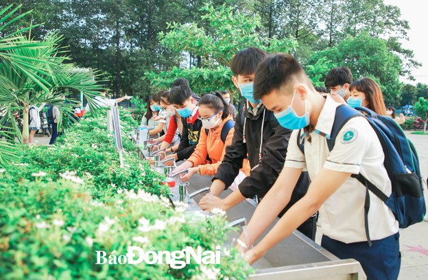Học sinh Trường THPT Lê Qúy Đôn – Long Bình Tân (TP.Biên Hòa) rửa tay sát khuẩn trước khi vào lớp học.