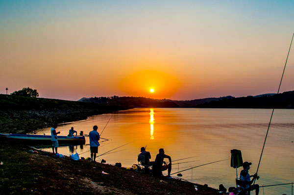 Người dân câu cá trên hồ Đa Tôn (H.Tân Phú)