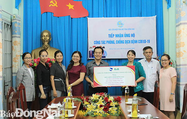 Đại diện Hội LHPN tỉnh tiếp nhận vải không dệt từ đại diện Công ty TNHH EcO2 Việt Nam trao tặng
