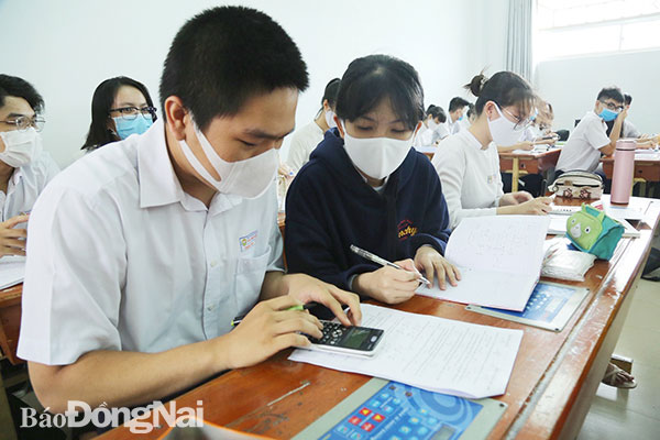 Học sinh Trường THPT Ngô Quyền (TP.Biên Hòa) tập trung cho chương trình học kỳ 2. Ảnh: C.Nghĩa
