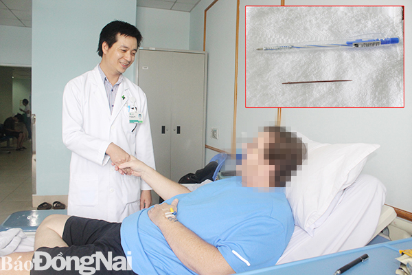 Bệnh nhân bắt tay cảm ơn bác sĩ Trần Ngọc Lưỡng khi chuẩn bị được xuất viện. Ảnh nhỏ: Cây tăm tre mà bệnh nhân đã vô tình nuốt phải.
