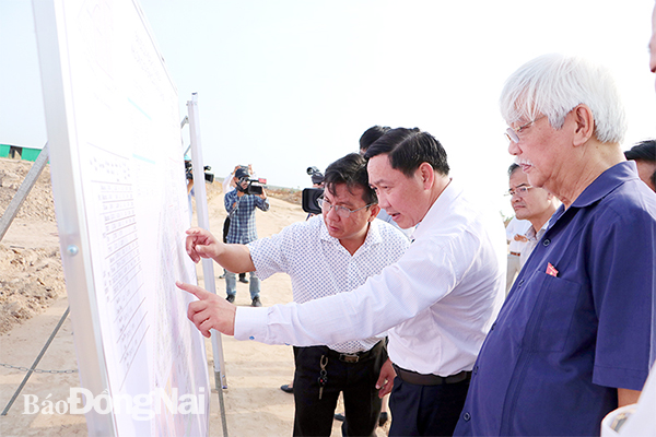Các đại biểu Quốc hội khảo sát sơ đồ xây dựng khu tái định cư Lộc An - Bình Sơn