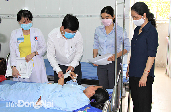  Phó chủ tịch Ủy Ban MTTQ Việt Nam tỉnh Vũ Đình Trung đến thăm và trao tiền hỗ trợ cho các nạn nhân bị tai nạn lao động đang điều trị tại Trung tâm Y tế huyện Trảng Bom. (ảnh: Văn Truyên).