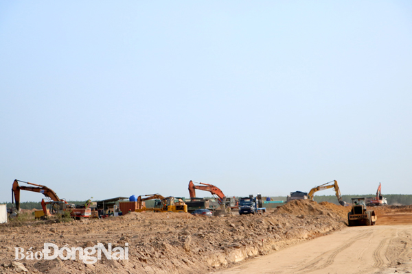 Thi công các công trình hạ tầng kỹ thuật tại khu tái định cư Lộc An - Bình Sơn, nơi sẽ đón những hộ dân đầu tiên trong khu vực dự án Sân bay Long Thành đến sinh sống. Ảnh:P. Tùng