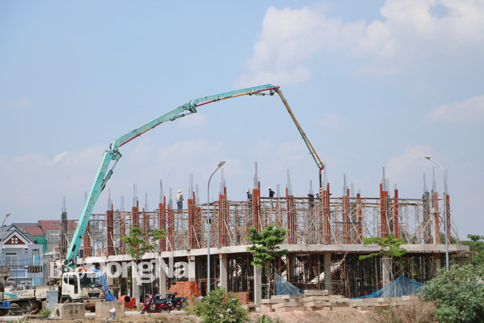 Một số hộ dân trong diện di dời để thực hiện dự án đường ven sông Đồng Nai sẽ được bố trí tại khu dân cư Bửu Long, P.Bửu Long hiện đang được xây dựng. Ảnh: Q.Nhi