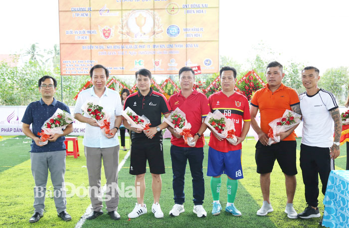 Cầu thủ Lê Hữu Phát tặng hoa tri ân các đại biểu, nhà tài trợ trong ngày khai trương sân bóng Xuân Lộc Phát 19
