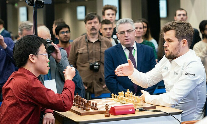 Kỳ thủ số 1 Việt Nam Nguyễn Quang Liêm (trái) chưa thể đánh bại được vua cờ Carlsen (Na Uy)
