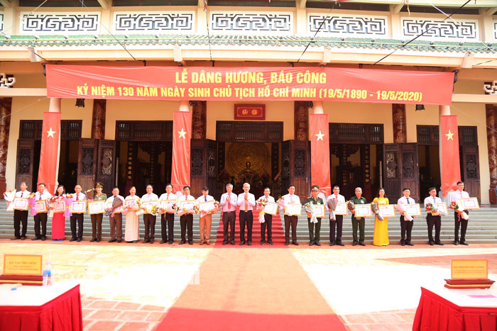 Bí thư Tỉnh ủy Nguyễn Phú Cường và Chủ tịch UBND tỉnh Cao Tiến Dũng tặng bằng khen cho các tập thể tiên tiến. Ảnh: Huy Anh