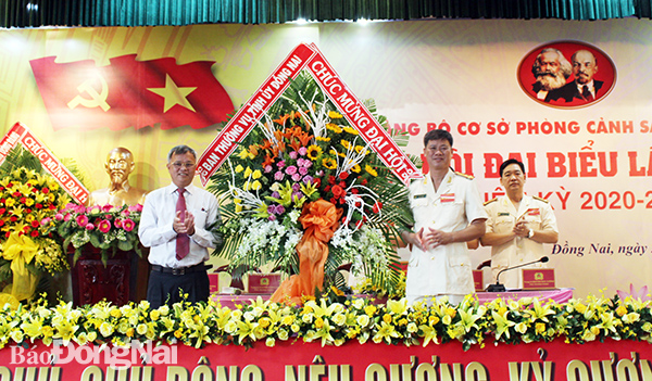 Phó bí thư Tỉnh ủy, Chủ tịch UBND tỉnh Cao Tiến Dũng tặng hoa chúc mừng Đại hội Đảng bộ Phòng PC07
