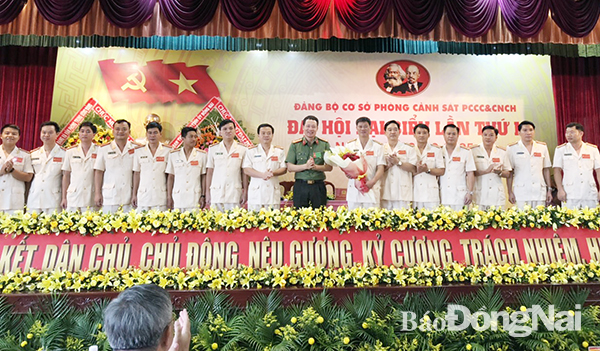 Đại tá Vũ Hồng Văn tặng hoa chúc mừng Ban Chấp hành Đảng bộ Phòng PC07 nhiệm kỳ 2020-2025 tại đại hội