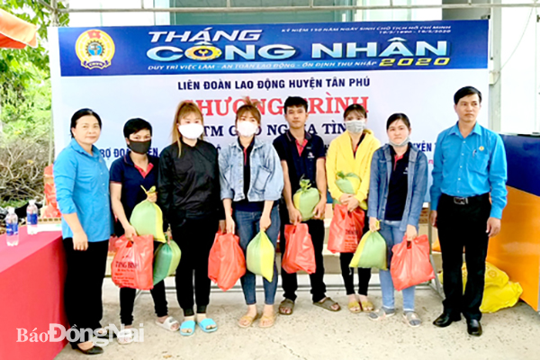 Đại diện các cấp Công đoàn trao quà cho đoàn viên, người lao động có hoàn cảnh khó khăn tại chương trình ATM gạo nghĩa tình H.Tân Phú