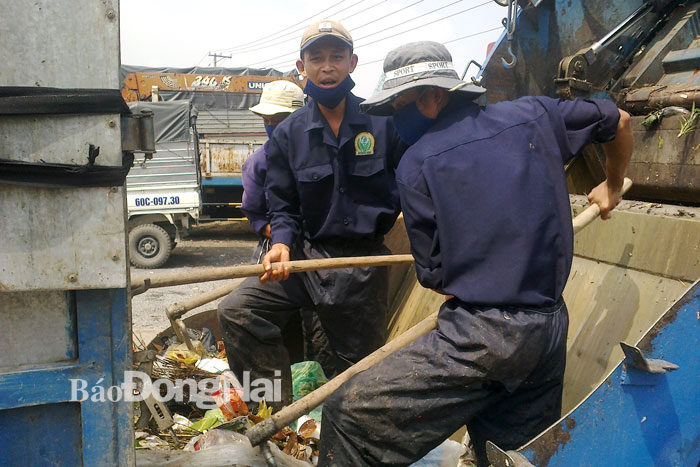 Công nhân môi trường làm việc tại một điểm sang tiếp rác sinh hoạt Ảnh: L.AN