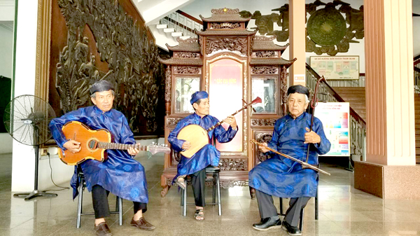 Từ trái sang: các nghệ nhân Phạm Văn Lơ, Lê Văn Lợi, Đặng Văn Vĩnh