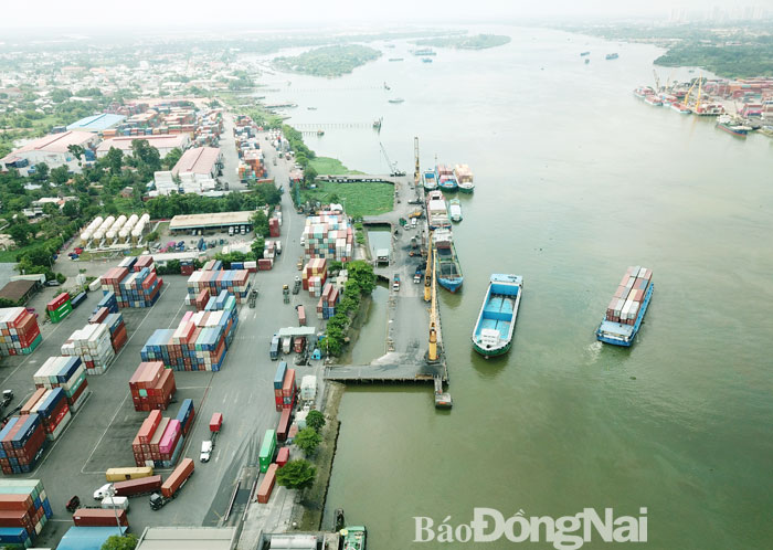 Cảng Long Bình Tân (Công ty CP Cảng Đồng Nai), một trong những khu vực cung cấp dịch vụ logistics lớn của tỉnh. Ảnh: Ngô Phước Tuấn