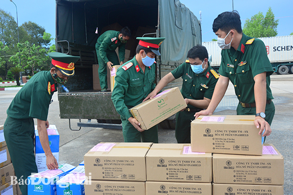 Cán bộ chiến sĩ LLVT tỉnh vận chuyển trang bị y tế trao tặng cho Tiểu khu quân sự Kampongcham