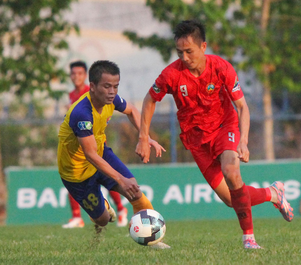 Cầu thủ Hoàng Ngọc Hùng (số 9) ghi hai bàn giúp đội chủ nhà Bình Phước đi tiếp vào vòng 1/8 Cúp Quốc gia. Ảnh VPF