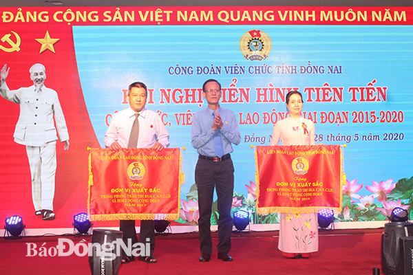 Phó chỉ tịch thường trực LĐLĐ tỉnh Nông Văn Dũng tặng cờ thi đua xuất sắc cho các tập thể có nhiều thành tích trong phong trào thi đua yêu nước và hoạt động Công đoàn giai đoạn 2015 - 2020