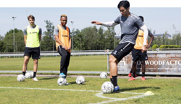 Văn Hậu nỗ lực tập luyện trở lại trên sân cỏ cùng các đồng đội trong CLB Heerenveen sau thời gian cách ly vì Covid-19. Ảnh: SC Heerenveen