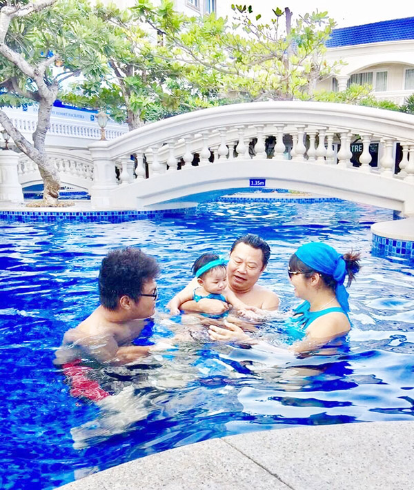 Gia đình chị Lại Thị Thanh Hương lưu giữ khoảnh khắc ngọt ngào trong một chuyến du lịch khi con nhỏ được hơn 6 tháng tuổi. Ảnh: Nhân vật cung cấp