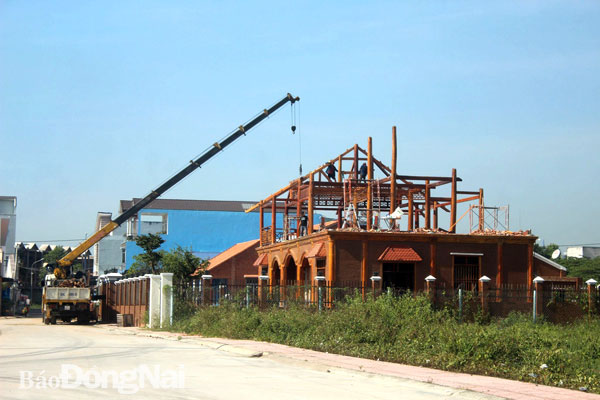 Các cơ quan chức năng P.Hiệp Hòa cưỡng chế một công trình xây dựng trái phép tại KP.Tam Hòa, P.Hiệp Hòa cuối năm 2019. Ảnh: P.Tùng