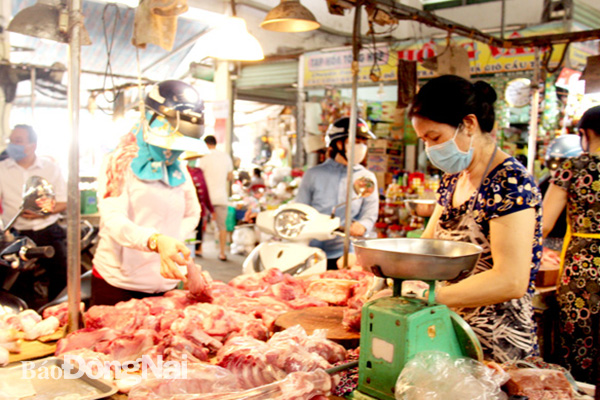 Một sạp thịt heo tại chợ Tân Hiệp (TP.Biên Hòa). Ảnh:L. Phương