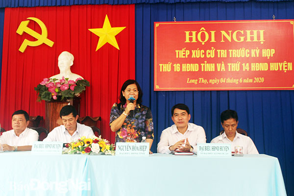 Phó chủ tịch UBND tỉnh Nguyễn Hòa Hiệp trao đổi với cử tri tại hội nghị