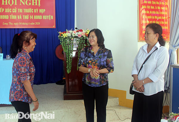 Phó chủ tịch UBND tỉnh Nguyễn Hòa Hiệp trao đổi với cử tri sau khi buổi làm việc kết thúc