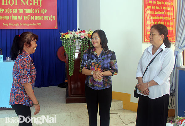 Phó chủ tịch UBND tỉnh Nguyễn Hòa Hiệp trao đổi với cử tri sau khi buổi làm việc kết thúc