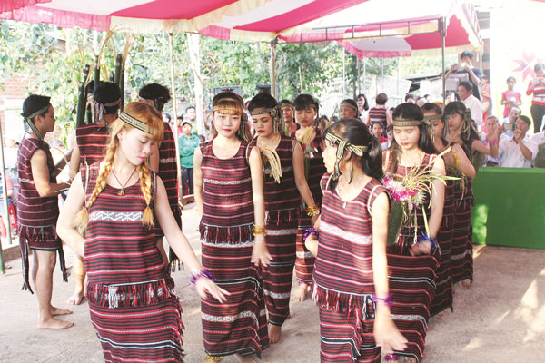 Đoàn viên, thanh niên dân tộc Chơro ở TP.Long Khánh biểu diễn múa dân gian truyền thống trong lễ hội Sayangva 
