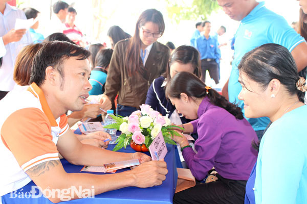 Người lao động trên địa bàn H.Nhơn Trạch tham gia Tuần lễ thanh niên với việc làm và tiếp sức người lao động do Huyện đoàn phối hợp với Phòng LĐ-TBXH huyện tổ chức mới đây. Ảnh: H.Thảo