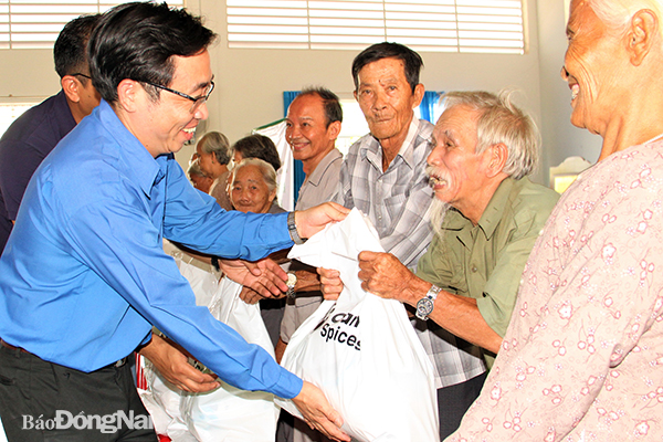 Người cao tuổi tại xã Gia Canh, H.Định Quán nhận quà do Đoàn cơ sở Sở LĐ-TBXH phối hợp cùng Công ty TNHH Olam Việt Nam trao tặng ngày 6-6