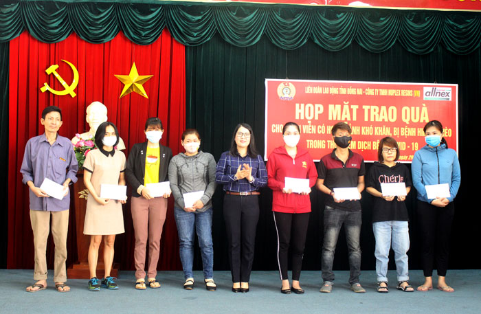 Chủ tịch Liên đoàn Lao động tỉnh Nguyễn Thị Như Ý tặng quà cho công nhân có hoàn cảnh khó khăn. Ảnh: N.Hòa