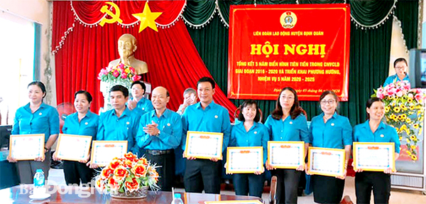 Chủ tịch Liên đoàn Lao động H.Định Quán Nguyễn Chánh Bổn trao khen thưởng cho các cá nhân, tập thể xuất sắc trong phong trào thi đua giai đoạn 2016-2020