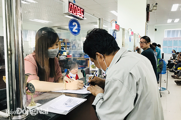 Người lao động ký nhận hoàn tất hồ sơ nhận trợ cấp thất nghiệp tại BHXH tỉnh