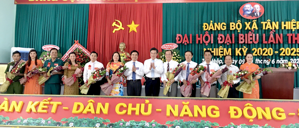 Ban chấp hành Đảng bộ xã Tân Hiệp nhiệm kỳ 2020-2025 ra mắt đại hội