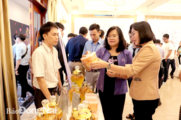 Phó chủ tịch UBND tỉnh Nguyễn Hòa Hiệp (giữa) xem sản phẩm của một đơn vị sản xuất tham gia Hội thi khởi nghiệp đổi mới sáng tạo năm 2019. Ảnh: V. Gia