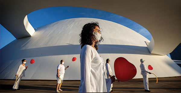 Các nghệ sĩ Brasil trình diễn với bong bóng hình trái tim đỏ để tưởng nhớ những người thiệt mạng vì Covid-19 ở nước này vào ngày 8-6. Ảnh: Reuters