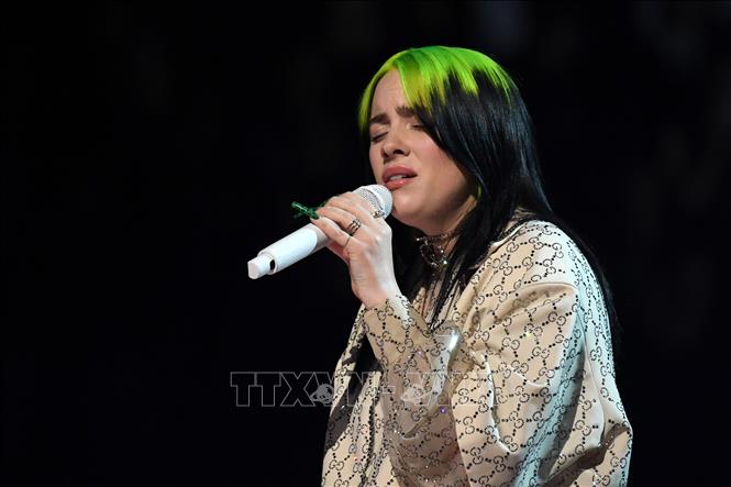 Tài năng âm nhạc trẻ Billie Eilish biểu diễn tại lễ trao giải âm nhạc Grammny lần thứ 62 diễn ra ở Los Angeles, Mỹ ngày 26/1/2020. Ảnh: AFP/TTXVN