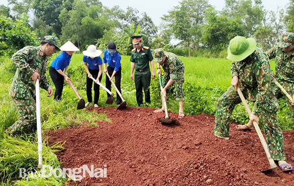 Phó chỉnh ủy Bộ CHQS tỉnh thăm đoàn dân vận tại xã Suối Cát, H.Xuân Lộc